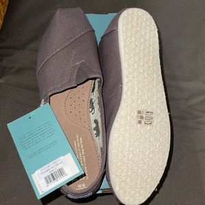 NWT women’s toms